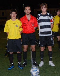 El arbitro con los capitanes del partido