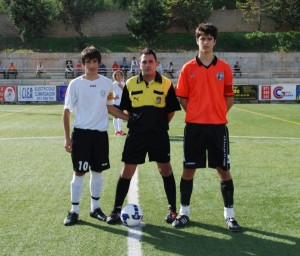 El arbitro con los capitanes del partido