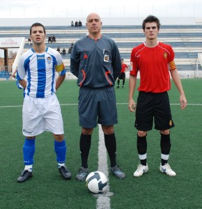 El Colegiado con los capitanes del partido