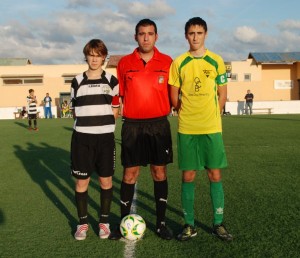 El colegiado con los capitanes