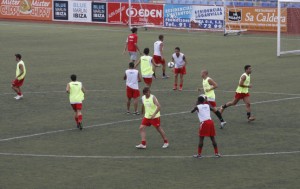 Imagen de archivo de un entrenamiento del Eivissa durante la pretemporada.  VICENT MARÍ