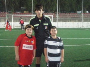 El arbitro con los capitanes del partido