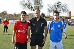 El arbitro con los capitanes del partido