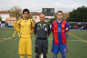 El colegiado con los capitanes del partido