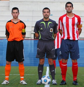 El arbitro con los capitanes del partido