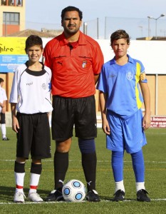 El colegiado con los Capitanes