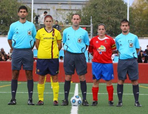 El trío arbitral con las capitanas del partido