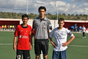 El arbitro con los capitanes del partido