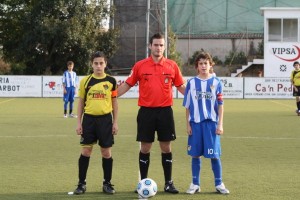 El colegiado del encuentro con los capitanes