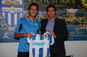 Frenando Crespí con Arnau y su nueva camiseta en la presentación de esta tarde.