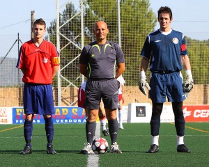 El colegiado con los capitanes del partido