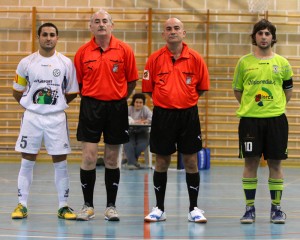 Los colegiados con los capitanes del partido