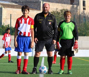 El colegiado con los capitanes de los equipos