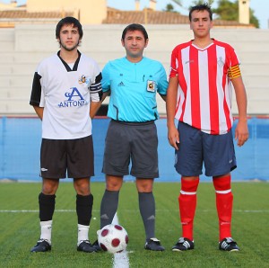 El arbitro con los capitanes del partido