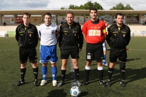 El trío arbitral con los capitanes del pardido. Foto T. Moya