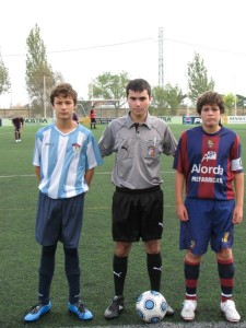 El arbitro con los capitanes del partido