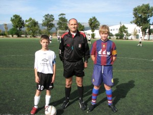 El colegiado con los capitanes del partido