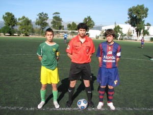 El colegiado con los capitanes del partido