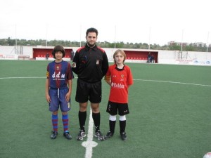 El colegiado con los capitanes del partido