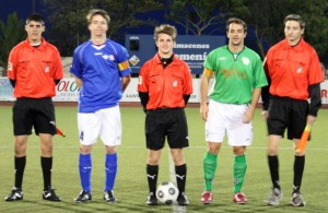 El trío arbitral con los capitanes del encuentro