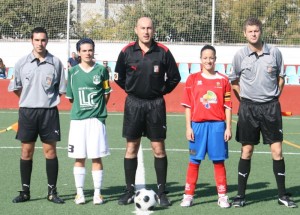 El trío arbitral con las capitans del partido. Foto Carme Coll