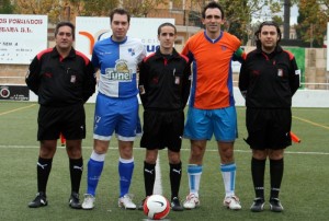 El trío arbitral con los capitanes del partido