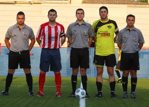 El trio arbitral con los capitanes del encuentro