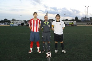 El colegiado con los capitanes de los equipos