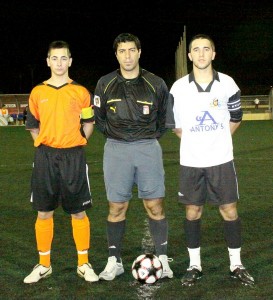 El colegiado con los capitanes de ambos equipos