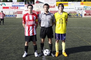 El colegiado con los capitanes del partido