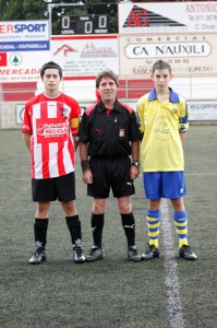 El colegiado con los capitanes del partido