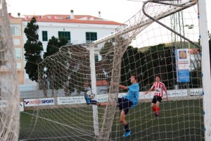 El balón traspasa la línea de gol