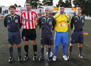 El colegiado del partido con los capitanes. Foto Karlos Hurtado