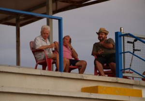 Mari en la terraza del club junto al vicepresidente, Juan Moreno (sombrero). Octubre de 2009. Foto Marcelo