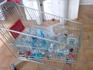 Botellas de plastico en los vestuarios