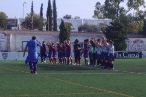 Los jugadores saludando al publico