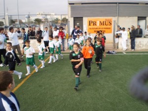 Los dos equipos saliendo al campo