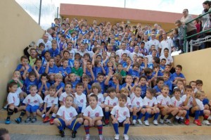 Los jugadores del club ´periquito´ posan en el campo municipal de Can Cantó, donde se celebró el acto el pasado sábado.  LUIS HERRERA