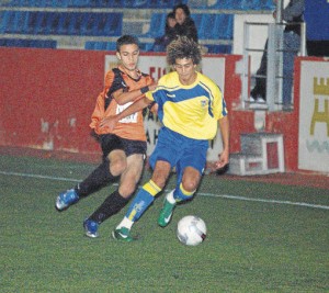 Un lance del partido que jugaron el Rápid y el Sant Josep.  LUIS HERRERA