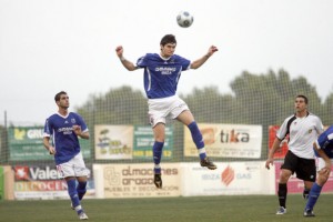 El central del Sant Rafel Adrián Rosa despeja el balón durante un partido.  VICENT MARÍ