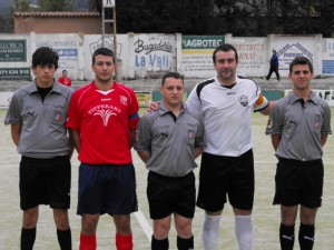 El trio arbitral con los capitanes del partido