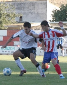 Tomeu (camiseta blanca), defiende el balón ante un rival en una imagen reciente con la U.D. Barbastro