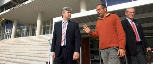 El seleccionador español, Venancio López, durante la visita al pabellón de Blanca Dona, ayer por la mañana. J. A. RIERA