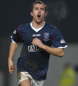 Arnau jugando en el Falkirk de la Liga escocesa,