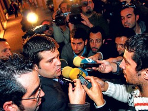 Javier Martí Asensio atiende a los periodistas tras su reunión con Mateu Alemany en el Bufete Buades de Palma.  Foto: Tooru Shimada