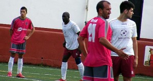 Un jugador del Balgyps marca a Rúa, del Mobles Can Barato, en un córner. Foto: Santi Muñoz