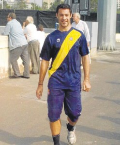 El jugador ibicenco Enric Tarrés luce la segunda equipación del Espanyol.  D.I.