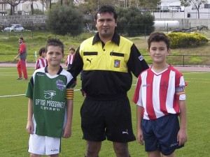 El arbitro con los capitanes del partido