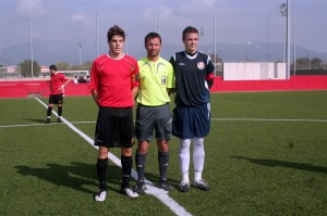 El colegiado con los capitanes