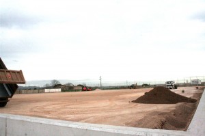 Dos camiones llevan la tierra al que será el campo de fútbol de Son Ferriol. Foto: Bvich.es